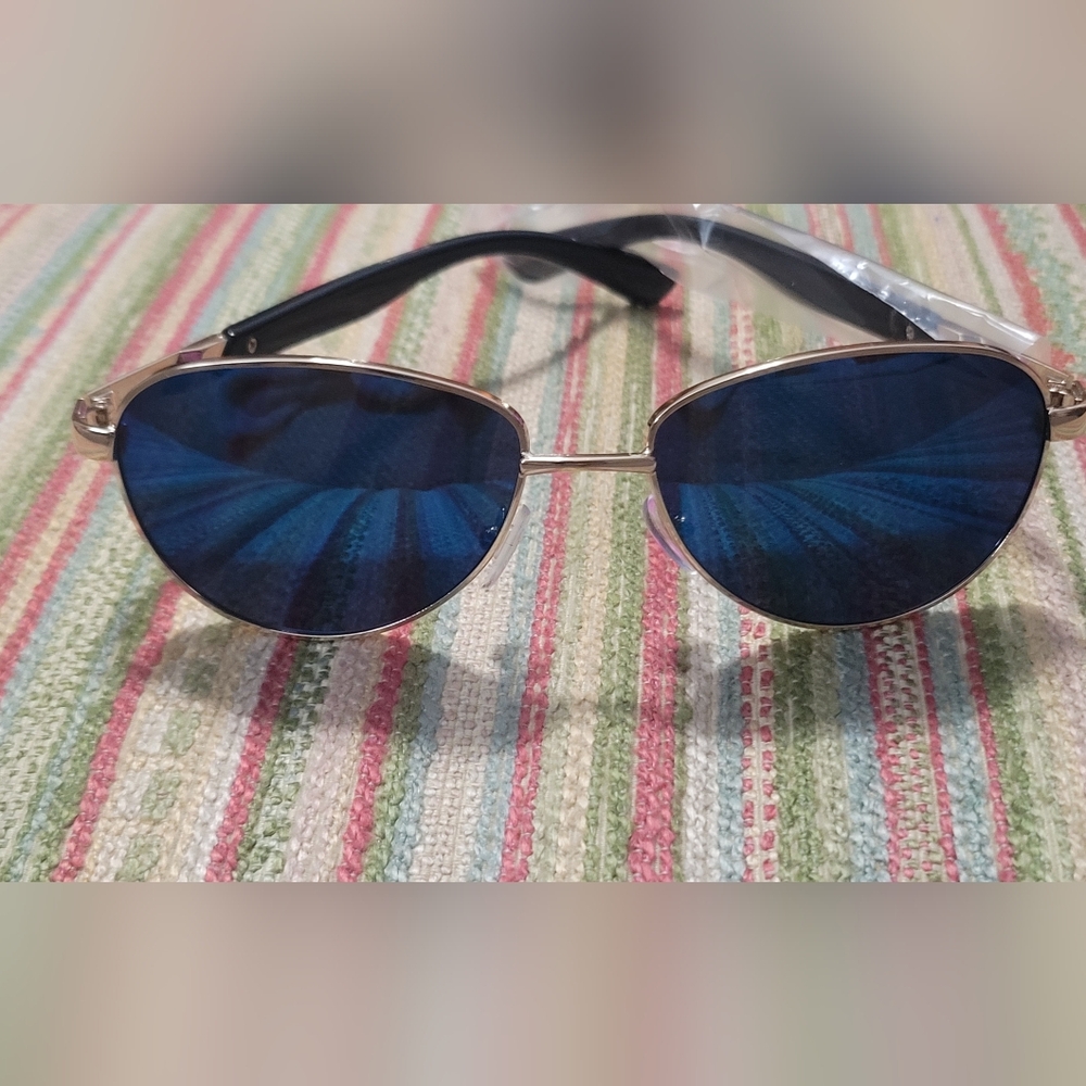 Stylish Blue Aviator Sunglasses - Picture 2 of 4